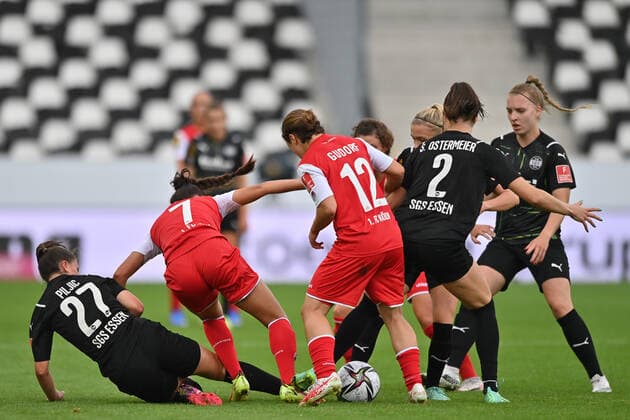 Gewusel im Mittelfeld. Katharina Piljic (SGS, 27) Manjou Wilde (1.FC Koeln, 7) Alicia Gudorf (1.FC Koeln, 12) Selina Ostermeier (SGS, 2), 8 28 2021, Essen (Deutschland), Fussball, Flyeralarm Frauen-Bundesliga, SGS Essen - 1.FC Koeln, DFB DFL REGULATIONS PROHIBIT ANY USE OF PHOTOGRAPHS AS IMAGE SEQUENCES AND OR QUASI-VIDEO.