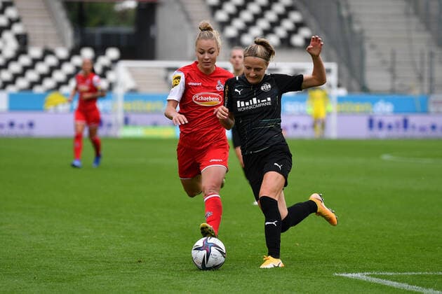 Zweikampf, Spielszene, Duell, duel, tackle, tackling, Dynamik, Action, Weronika Zawistowska (1.FC Koeln, 24) Nina Raecke (SGS, 4), 8 28 2021, Essen (Deutschland), Fussball, Flyeralarm Frauen-Bundesliga, SGS Essen - 1.FC Koeln, DFB DFL REGULATIONS PROHIBIT ANY USE OF PHOTOGRAPHS AS IMAGE SEQUENCES AND OR QUASI-VIDEO.
