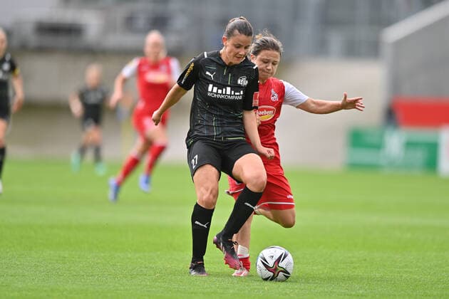 Zweikampf, Spielszene, Duell, duel, tackle, tackling, Dynamik, Action, Katharina Piljic (SGS, 27) klaert vor Alicia Gudorf (1.FC Koeln, 12), 8 28 2021, Essen (Deutschland), Fussball, Flyeralarm Frauen-Bundesliga, SGS Essen - 1.FC Koeln, DFB DFL REGULATIONS PROHIBIT ANY USE OF PHOTOGRAPHS AS IMAGE SEQUENCES AND OR QUASI-VIDEO.