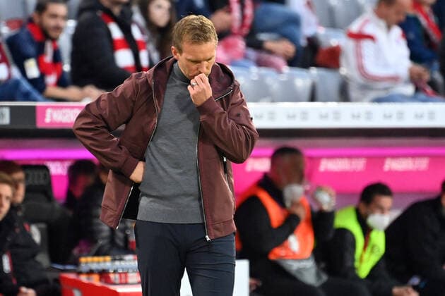 Trainer Julian NAGELSMANN (Bayern Muenchen), Gestik,skeptisch, Enttaeuschung,Frust,enttaeuscht, frustriert,niedergeschlagen, Einzelbild,angeschnittenes Einzelmotiv,Halbfigur,halbe Figur. Fussball 1. Bundesliga Saison 2021 2022, 3.Spieltag, Spieltag03 FC Bayern Muenchen-Hertha BSC Berlin 5-0 am 28.08.2021, A L L I A N Z A R E N A Muenchen.