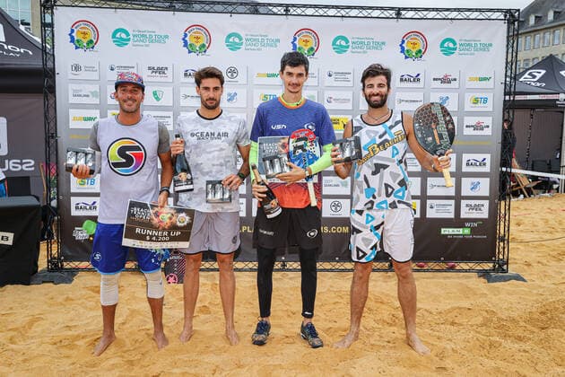 Finalisten 2021: Zweitplatzierte GARAVINI, Marco (ITA) und IRIGARAY, Theo (FRA), Sieger 2021: BURMAKIN, Nikita (RUS) und GIOVANNINI, Tommaso (ITA), ITF Beach Tennis - World Tour Sand Series - Saarlouis 2021, Saarlouis, Kleiner Markt, 29.08.2021,