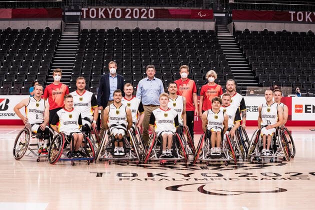 Tokyo 2020 Paralympic Games (Rollstuhlbasketball), 30.08.2021 TOKYO, JAPAN 30. August - Rollstuhlbasketball, Deutschland - Iran Herren, an Tag 6 der Tokyo 2020 Paralympic Games am 30.08.2021 in der Ariake Arena in Tokyo Japan. Dritte Reihe: Eike Goessling (Teammanager), Martin Kluck (Co-Trainer) Bundestrainer Nicolai Zeltinger (GER), Sascha Kluge (Teamarzt), Baerbel Boergel (Physioterapeutin), Joseph Bestwick ( 15, Deutschland), Jens Albrecht ( 12, Deutschland) Zweite Reihe: Andre Bienek ( 8, Deutschland), Aliaksandr Halouski ( 14, Deutschland), Jan Sadler ( 11, Deutschland), Aliaksandr Halouski ( 14, Deutschland), Jan Haller ( 10, Deutschland), Thomas Boehme ( 13, Deutschland) Erste Reihe: Philip Schorp ( 4, Deutschland), Nico Dreimueller ( 5, Deutschland), Tobias Hell ( 9, Deutschland), Christopher Huber ( 7, Deutschland) Copyright: xBEAUTIFULxSPORTS Wunderlx