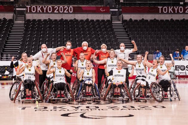 Sport Bilder des Tages Tokyo 2020 Paralympic Games (Rollstuhlbasketball), 31.08.2021 TOKYO, JAPAN 31. August - Rollstuhlbasketball, Viertelfinale Deutschland gegen Spanien Damen, an Tag 7 der Tokyo 2020 Paralympic Games am 31.08.2021 in der Ariake Arena in Tokyo Japan. Die jubelnde Mannschaft nach dem Einzug ins Viertelfinale. Erste Reihe: Svenja Mayer ( 13, Deutschland), Anne Patzwald ( 7, Deutschland), Catharina Weiss ( 6, Deutschland), Annabel Breuer ( 12, Deutschland), Laura Fuerst ( 9, Deutschland) Zweite Reihe: Mareike Miller ( 4, Deutschland), Lena Knippelmeyer ( 14, Deutschland), Katharina Lang ( 8, Deutschland), Barbara Gross ( 15, Deutschland), Lisa Bergenthal ( 10, Deutschland), Maya Lindholm ( 11, Deutschland) Dritte Reihe: Dennis Nohl (Head Coach Deutschland), Stefan Kremer (Physiotherapeut), Damaris Essing (Aerztin), Andre Hopp (Assistant Coach Deutschland) Copyright: xBEAUTIFULxSPORTS Wunderlx