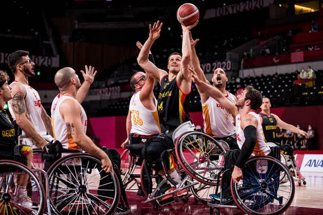 Tokyo 2020 Paralympic Games (Rollstuhlbasketball), 01.09.2021 TOKYO, JAPAN 01. September - Rollstuhlbasketball, Viertelfinale Spanien gegen Deutschland Herren, an Tag 8 der Tokyo 2020 Paralympic Games am 01.09.2021 in der Ariake Arena in Tokyo Japan. Asier Garcia Pereiro ( 13, Spanien), Aliaksandr Halouski ( 14, Deutschland), Pablo Jesus Zarzuela ( 7, Spanien), Daniel Stix Soto ( 5, Spanien) Copyright: xBEAUTIFULxSPORTS Wunderlx