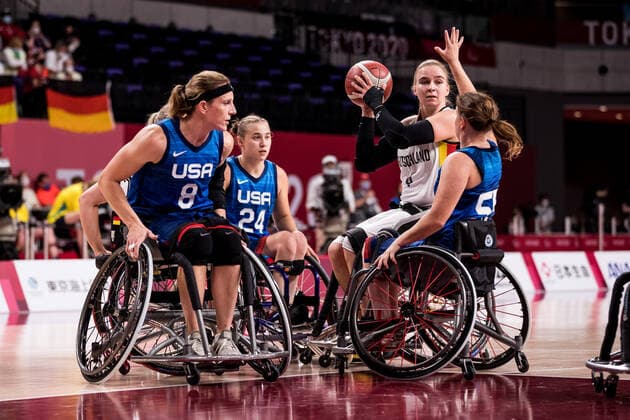 Tokyo 2020 Paralympic Games (Rollstuhlbasketball), 04.09.2021 TOKYO, JAPAN 04. September - Rollstuhlbasketball, Spiel um Bronze Deutschland gegen USA Damen, an Tag 11 der Tokyo 2020 Paralympic Games am 04.09.2021 in der Ariake Arena in Tokyo Japan. Natalie Schneider ( 8, USA), Lindsey Zurbrugg ( 24, USA), Mareike Miller ( 4, Deutschland), Courtney Ryan ( 55, USA) Copyright: xBEAUTIFULxSPORTS Wunderlx