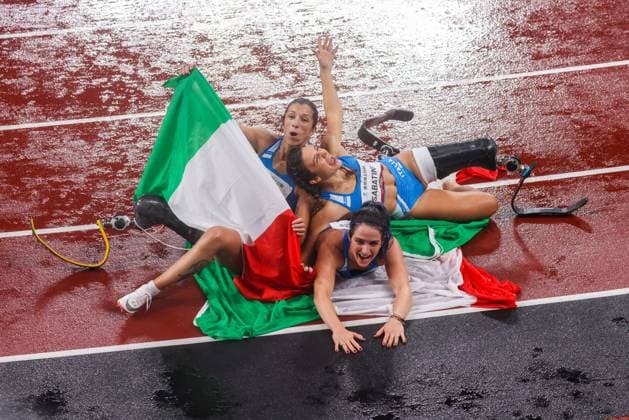 Sport Themen der Woche KW35 Sport Bilder des Tages Tokyo 2020 Paralympic Games - Women s T63 100-meters Final 04 09 2021 Tokyo, Japan. Silver medalist Martina Caironi of Team Italy, right, gold medalist Ambra Sabatini of Team Italy, second right, and bronze medalist Monica Graziana Contrafatto of Team Italy, left, celebrate after they won the Women™s 100m - T63 Final at Tokyo 2020 Paralympic Games at Olympic Stadium on September 04, 2021, in Tokyo, Japan. Tokyo Japan ujetto-tokyo202210904_npoAl Copyright: xMauroxUjettox