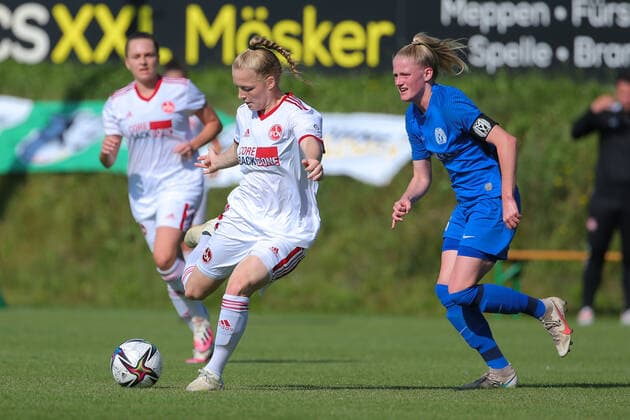 v.li.: Franziska Mai (1. FC Nürnberg, 18) am Ball, Einzelbild, Ganzkörper, Aktion, Action, Spielszene, Sarah Schulte (SV Meppen, 16), DIE DFB-RICHTLINIEN UNTERSAGEN JEGLICHE NUTZUNG VON FOTOS ALS SEQUENZBILDER UND ODER VIDEOÄHNLICHE FOTOSTRECKEN. DFB REGULATIONS PROHIBIT ANY USE OF PHOTOGRAPHS AS IMAGE SEQUENCES AND OR QUASI-VIDEO., 05.09.2021, Meppen (Deutschland), Fussball, 2. Frauen-Bundesliga, SV Meppen - 1. FC Nürnberg