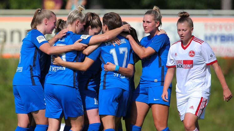 v.li.: Spielerinnen vom SV Meppen mit Torjubel, Jubel, optimistisch, Spielszene, Highlight, Freude über das Tor zum 1:0, DIE DFB-RICHTLINIEN UNTERSAGEN JEGLICHE NUTZUNG VON FOTOS ALS SEQUENZBILDER UND ODER VIDEOÄHNLICHE FOTOSTRECKEN. DFB REGULATIONS PROHIBIT ANY USE OF PHOTOGRAPHS AS IMAGE SEQUENCES AND OR QUASI-VIDEO., 05.09.2021, Meppen (Deutschland), Fussball, 2. Frauen-Bundesliga, SV Meppen - 1. FC Nürnberg