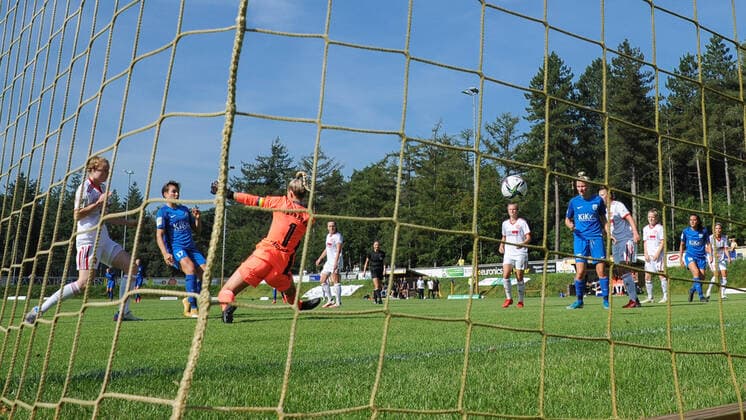 v.li.: Hanna Sauer (1. FC Nürnberg, 19), Torschützin Alexandra Emmerling (SV Meppen, 17) erzielt das Tor zum 1:0, Lea Paulick (Torhüterin, Torwart, 1. FC Nürnberg, 1), Hintertor, Hintertorkamera, Hintertorperspektive, Tornetz, DIE DFB-RICHTLINIEN UNTERSAGEN JEGLICHE NUTZUNG VON FOTOS ALS SEQUENZBILDER UND ODER VIDEOÄHNLICHE FOTOSTRECKEN. DFB REGULATIONS PROHIBIT ANY USE OF PHOTOGRAPHS AS IMAGE SEQUENCES AND OR QUASI-VIDEO., 05.09.2021, Meppen (Deutschland), Fussball, 2. Frauen-Bundesliga, SV Meppen - 1. FC Nürnberg