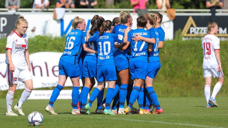 v.li.: Spielerinnen vom SV Meppen mit Torjubel, Jubel, optimistisch, Spielszene, Highlight, Freude über das Tor zum 2:1, DIE DFB-RICHTLINIEN UNTERSAGEN JEGLICHE NUTZUNG VON FOTOS ALS SEQUENZBILDER UND ODER VIDEOÄHNLICHE FOTOSTRECKEN. DFB REGULATIONS PROHIBIT ANY USE OF PHOTOGRAPHS AS IMAGE SEQUENCES AND OR QUASI-VIDEO., 05.09.2021, Meppen (Deutschland), Fussball, 2. Frauen-Bundesliga, SV Meppen - 1. FC Nürnberg