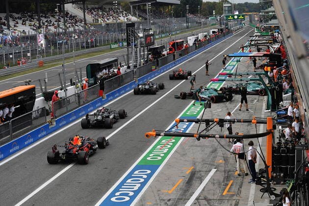 FORMULA 1 HEINEKEN GRAN PREMIO D ITALIA 2021 10.09.2021, Autodromo Nazionale di Monza, Monza, FORMULA 1 HEINEKEN GRAN PREMIO D ITALIA 2021 ,im Bild Zwischenfall in der Boxengasse. Sebastian Vettel (DEU 5), Aston Martin Cognizant Formula One Team fährt fast in Lewis Hamilton (GBR 44), Mercedes-AMG Petronas Formula One Team hinein, ein Mechaniker vom Alpine F1 Team kann sich geade noch in Sicherheit bringen. Valtteri Bottas (FIN 77), Mercedes-AMG Petronas Formula One Team, Lance Stroll (CAN 18), Aston Martin Cognizant Formula One Team, Max Verstappen (NEL 33), Red Bull Racing Honda