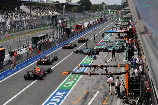 FORMULA 1 HEINEKEN GRAN PREMIO D ITALIA 2021 10.09.2021, Autodromo Nazionale di Monza, Monza, FORMULA 1 HEINEKEN GRAN PREMIO D ITALIA 2021 ,im Bild Zwischenfall in der Boxengasse. Sebastian Vettel (DEU 5), Aston Martin Cognizant Formula One Team fährt fast in Lewis Hamilton (GBR 44), Mercedes-AMG Petronas Formula One Team hinein, ein Mechaniker vom Alpine F1 Team kann sich geade noch in Sicherheit bringen. Valtteri Bottas (FIN 77), Mercedes-AMG Petronas Formula One Team, Lance Stroll (CAN 18), Aston Martin Cognizant Formula One Team, Max Verstappen (NEL 33), Red Bull Racing Honda