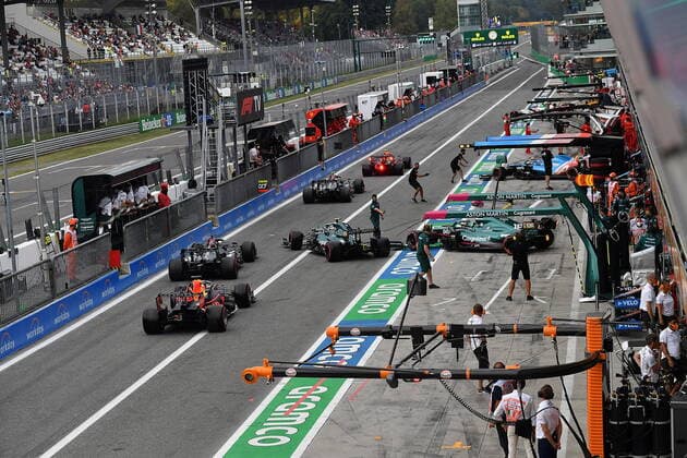 FORMULA 1 HEINEKEN GRAN PREMIO D ITALIA 2021 10.09.2021, Autodromo Nazionale di Monza, Monza, FORMULA 1 HEINEKEN GRAN PREMIO D ITALIA 2021 ,im Bild Zwischenfall in der Boxengasse. Sebastian Vettel (DEU 5), Aston Martin Cognizant Formula One Team fährt fast in Lewis Hamilton (GBR 44), Mercedes-AMG Petronas Formula One Team hinein, ein Mechaniker vom Alpine F1 Team kann sich geade noch in Sicherheit bringen. Valtteri Bottas (FIN 77), Mercedes-AMG Petronas Formula One Team, Lance Stroll (CAN 18), Aston Martin Cognizant Formula One Team, Max Verstappen (NEL 33), Red Bull Racing Honda