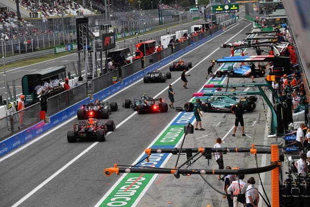 FORMULA 1 HEINEKEN GRAN PREMIO D ITALIA 2021 10.09.2021, Autodromo Nazionale di Monza, Monza, FORMULA 1 HEINEKEN GRAN PREMIO D ITALIA 2021 ,im Bild Zwischenfall in der Boxengasse. Sebastian Vettel (DEU 5), Aston Martin Cognizant Formula One Team fährt fast in Lewis Hamilton (GBR 44), Mercedes-AMG Petronas Formula One Team hinein, ein Mechaniker vom Alpine F1 Team kann sich geade noch in Sicherheit bringen. Valtteri Bottas (FIN 77), Mercedes-AMG Petronas Formula One Team, Lance Stroll (CAN 18), Aston Martin Cognizant Formula One Team, Max Verstappen (NEL 33), Red Bull Racing Honda