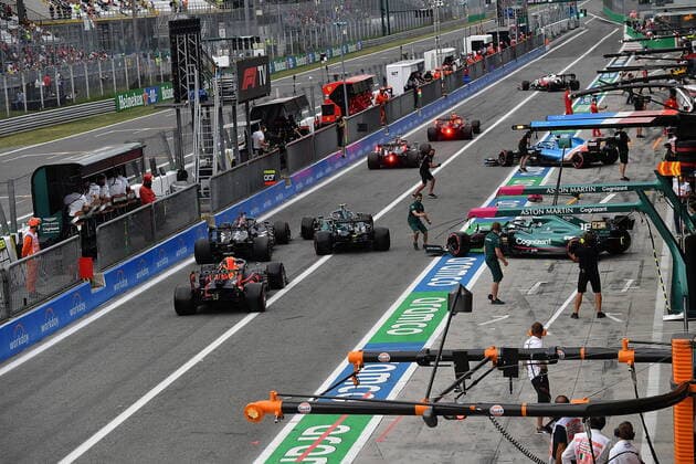 FORMULA 1 HEINEKEN GRAN PREMIO D ITALIA 2021 10.09.2021, Autodromo Nazionale di Monza, Monza, FORMULA 1 HEINEKEN GRAN PREMIO D ITALIA 2021 ,im Bild Zwischenfall in der Boxengasse. Sebastian Vettel (DEU 5), Aston Martin Cognizant Formula One Team fährt fast in Lewis Hamilton (GBR 44), Mercedes-AMG Petronas Formula One Team hinein, ein Mechaniker vom Alpine F1 Team kann sich geade noch in Sicherheit bringen. Valtteri Bottas (FIN 77), Mercedes-AMG Petronas Formula One Team, Lance Stroll (CAN 18), Aston Martin Cognizant Formula One Team, Max Verstappen (NEL 33), Red Bull Racing Honda