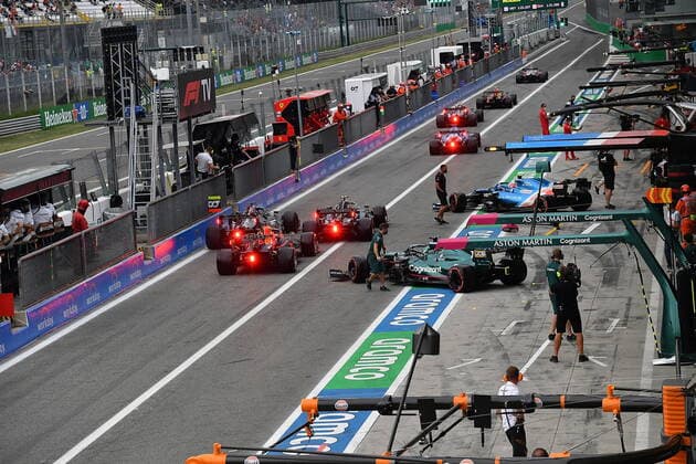 Sport Bilder des Tages FORMULA 1 HEINEKEN GRAN PREMIO D ITALIA 2021 10.09.2021, Autodromo Nazionale di Monza, Monza, FORMULA 1 HEINEKEN GRAN PREMIO D ITALIA 2021 ,im Bild Zwischenfall in der Boxengasse. Sebastian Vettel (DEU 5), Aston Martin Cognizant Formula One Team fährt fast in Lewis Hamilton (GBR 44), Mercedes-AMG Petronas Formula One Team hinein, ein Mechaniker vom Alpine F1 Team kann sich geade noch in Sicherheit bringen. Valtteri Bottas (FIN 77), Mercedes-AMG Petronas Formula One Team, Lance Stroll (CAN 18), Aston Martin Cognizant Formula One Team, Max Verstappen (NEL 33), Red Bull Racing Honda