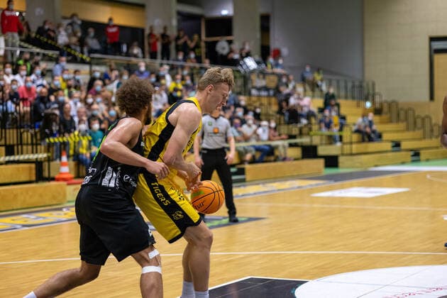 Walton Zach (Ehingen Urspring, 06) Jekabs Beck (Tigers Tuebingen, 15)¨¨¨Tigers Tuebingen vs. Ehingen Urspring, 2. Basketball, Bundesliga, Pro A, Barmer 2 Basketball, Testspiel, Spielzeit 2021 2022, 10.09.2021, ¨¨ Tigers Tuebingen - Ehingen Urspring, Pro A, 2. Bundesliga, Barmer 2 Basketball, Testspiel, Spielzeit 2021 2022, 10.09.2021 Rottenburg am Neckar Copyright: xNinaxSander xEibnerxPressefotoxIx EP_NSR