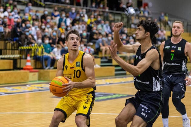 Gianni Otto (Tigers Tuebingen, 10) Takiula Fahrensohn (Ehingen Urspring, 20)¨¨¨Tigers Tuebingen vs. Ehingen Urspring, 2. Basketball, Bundesliga, Pro A, Barmer 2 Basketball, Testspiel, Spielzeit 2021 2022, 10.09.2021, ¨¨ Tigers Tuebingen - Ehingen Urspring, Pro A, 2. Bundesliga, Barmer 2 Basketball, Testspiel, Spielzeit 2021 2022, 10.09.2021 Rottenburg am Neckar Copyright: xNinaxSander xEibnerxPressefotoxIx EP_NSR