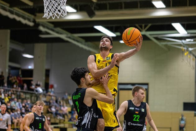 Takiula Fahrensohn (Ehingen Urspring, 20) Mateo Seric (Tigers Tuebingen, 17)¨¨¨Tigers Tuebingen vs. Ehingen Urspring, 2. Basketball, Bundesliga, Pro A, Barmer 2 Basketball, Testspiel, Spielzeit 2021 2022, 10.09.2021, ¨¨ Tigers Tuebingen - Ehingen Urspring, Pro A, 2. Bundesliga, Barmer 2 Basketball, Testspiel, Spielzeit 2021 2022, 10.09.2021 Rottenburg am Neckar Copyright: xNinaxSander xEibnerxPressefotoxIx EP_NSR