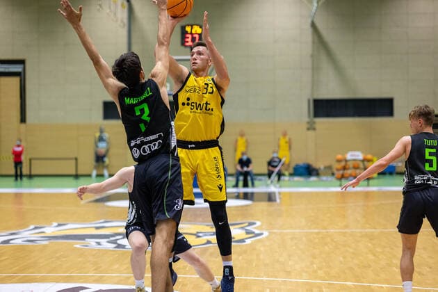 Tim Martinez (Ehingen Urspring, 03) Ryan Mikesell (Tigers Tuebingen, 33)¨¨¨Tigers Tuebingen vs. Ehingen Urspring, 2. Basketball, Bundesliga, Pro A, Barmer 2 Basketball, Testspiel, Spielzeit 2021 2022, 10.09.2021, ¨¨ Tigers Tuebingen - Ehingen Urspring, Pro A, 2. Bundesliga, Barmer 2 Basketball, Testspiel, Spielzeit 2021 2022, 10.09.2021 Rottenburg am Neckar Copyright: xNinaxSander xEibnerxPressefotoxIx EP_NSR