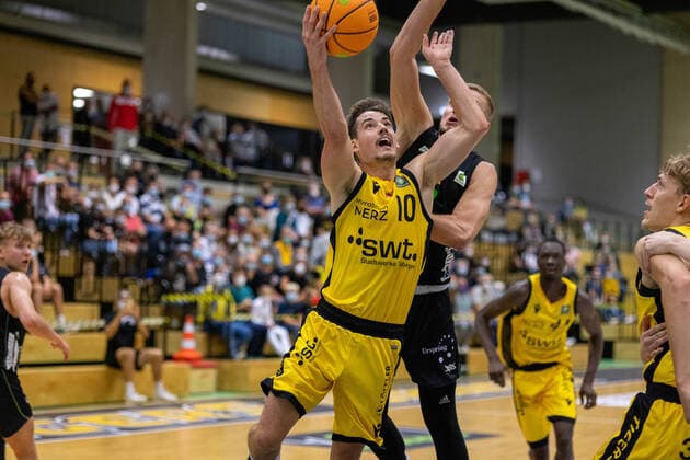 Gianni Otto (Tigers Tuebingen, 10) Kevin Strangmeyer (Ehingen Urspring, 22)¨¨¨Tigers Tuebingen vs. Ehingen Urspring, 2. Basketball, Bundesliga, Pro A, Barmer 2 Basketball, Testspiel, Spielzeit 2021 2022, 10.09.2021, ¨¨ Tigers Tuebingen - Ehingen Urspring, Pro A, 2. Bundesliga, Barmer 2 Basketball, Testspiel, Spielzeit 2021 2022, 10.09.2021 Rottenburg am Neckar Copyright: xNinaxSander xEibnerxPressefotoxIx EP_NSR
