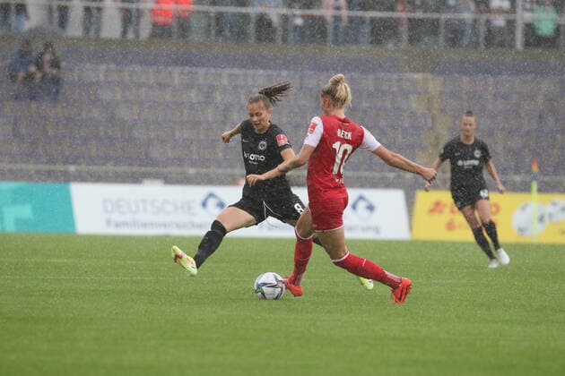 Nuesken Sjoeke,(Eintracht Frankfurt, 8),Beck Sharon,(1. FC Koeln, 10), (DFL DFBB REGULATIONS PROBHIT ANY USE OF PHOTOGRAPHERS as IMAGE SEQUENCES and or QUASI-VIDEO ) , GER, Fussball, Frauen 1.Bundesliga,Eintracht Frankfurt - 1. FC Koeln, 11.09.2021, Frankfurt Copyright: xEibner-Pressefoto UlrichxScherbaumx EP_usm