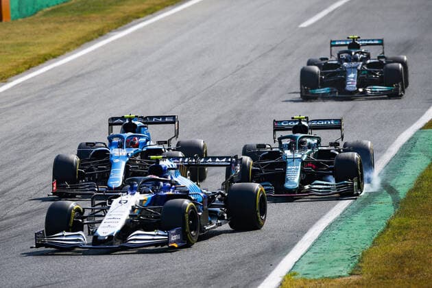 31 OCON Esteban (fra), Alpine F1 A521, overtakes 05 VETTEL Sebastian (ger), Aston Martin F1 AMR21, action during the Formula 1 Heineken Gran Premio D italia 2021, Italian Grand Prix, 14th round of the 2021 FIA Formula One World Championship, WM, Weltmeisterschaft from September 9 to 12, 2021 on the Autodromo Nazionale di Monza, in Monza, Italy FORMULE 1 : Grand prix d Italie - Monza - 12 09 2021 DPPI Panoramic 00121030__GO01821.JPG