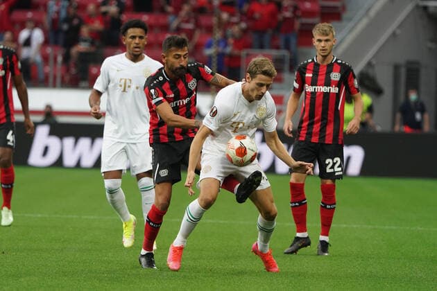Fussball, UEFA Europa League, Saison 2021 2022, Gruppe G, Vorrunde, Spiel 1, Bayer 04 Leverkusen- Ferencvaros Budapest, 16.09.2021, Bayarena Leverkusen, kerem demirbay Bayer 04 Leverkusen,kristoffer zachariassen, ferencvarosi,