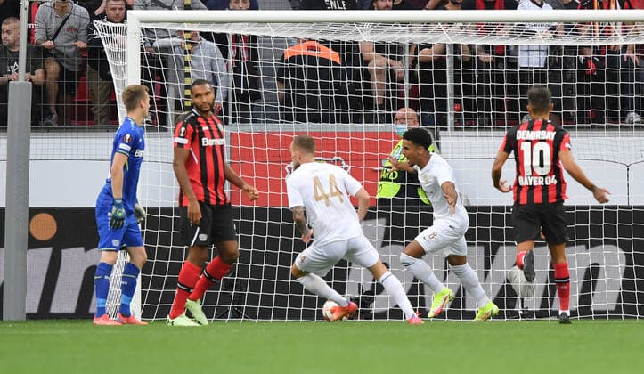 Ryan Mmaee (Ferencvaros Budapest), 2. v.re., erzielt das Tor zum 0:1, v.li., schauen Torwart Lukas Hradecky (Bayer 04 Leverkusen), Jonathan Tah (Bayer 04 Leverkusen), Kerem Demirbay (Bayer Leverkusen) 16.09.2021, Fussball GER, UEFA Europa League 2021 22, Gruppenphase, 1. Spieltag, Bayer 04 Leverkusen - Ferencvaros Budapest, Foto: Maik Hölter TEAM2sportphoto Leverkusen Nordrhein Westfalen Deutschland