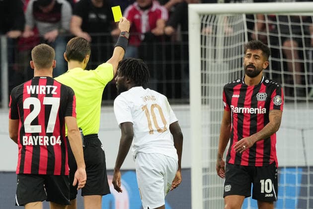 GER, UEFA EL Bayer 04 Leverkusen (GER) vs. Ferencevaros Budapest (HUN) 16.09.2021, BayArena, Leverkusen, Europalegue, Gruppenhase, 1. Spieltag, GER, UEFA EL Bayer 04 Leverkusen (GER) vs. Ferencevaros Budapest (HUN), im Bild: gelbe Karte für Kerem Demirbay (Leverkusen 10),