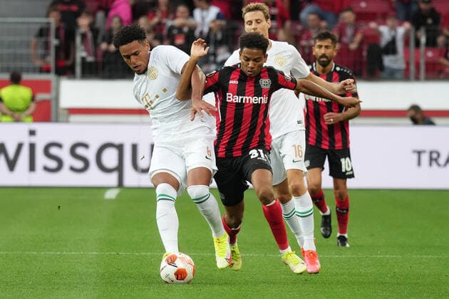 GER, UEFA EL Bayer 04 Leverkusen (GER) vs. Ferencevaros Budapest (HUN) 16.09.2021, BayArena, Leverkusen, Europalegue, Gruppenhase, 1. Spieltag, GER, UEFA EL Bayer 04 Leverkusen (GER) vs. Ferencevaros Budapest (HUN), im Bild: Amine Adli (Leverkusen 31), im Zweikampf gegen Ryan Mmaee (Budapest 8),