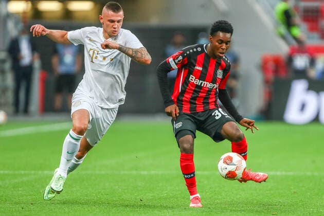 Jeremie Frimpong (Bayer 04 Leverkusen, 30) am Ball, in Aktion,, GER, Bayer 04 Leverkusen vs. Ferencvaros Budapest Ferencvarosi Torna Club, UEFA Europa League Gruppe G, Gruppenphase, Spielzeit 2021 2022, 16.09.2021, , DFB DFL regulations prohibit any use of photographs as image sequences and or quasi-video., GER, Bayer 04 Leverkusen vs. Ferencvaros Budapest Ferencvarosi Torna Club, UEFA Europa League Gruppe G, Gruppenphase, Spielzeit 2021 2022, 16.09.2021 Leverkusen Copyright: xEibner-Pressefoto GabrielxBoiax EP_GBA