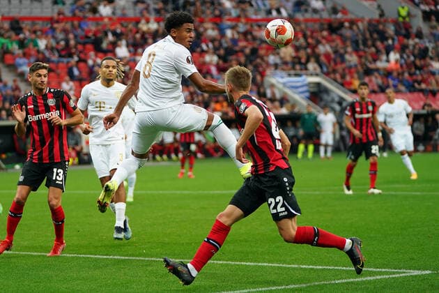 GER, UEFA EL Bayer 04 Leverkusen (GER) vs. Ferencevaros Budapest (HUN) 16.09.2021, BayArena, Leverkusen, Europalegue, Gruppenhase, 1. Spieltag, GER, UEFA EL Bayer 04 Leverkusen (GER) vs. Ferencevaros Budapest (HUN), im Bild: Ryan Mmaee (Budapest 8), im Zweikampf gegen Daley Sinkgraven (Leverkusen 22),