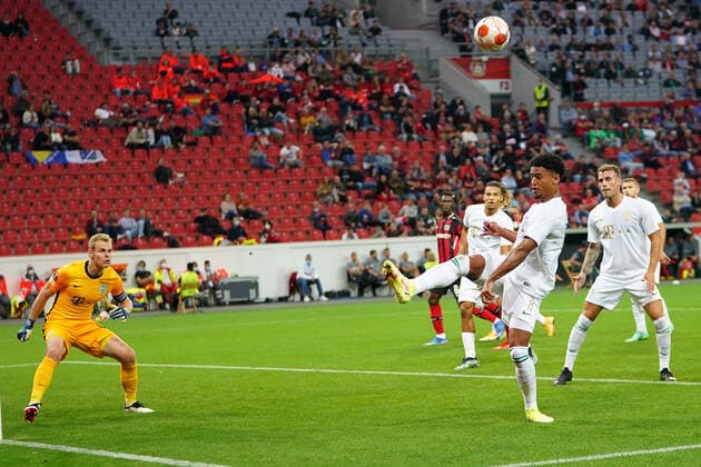 GER, UEFA EL Bayer 04 Leverkusen (GER) vs. Ferencevaros Budapest (HUN) 16.09.2021, BayArena, Leverkusen, Europalegue, Gruppenhase, 1. Spieltag, GER, UEFA EL Bayer 04 Leverkusen (GER) vs. Ferencevaros Budapest (HUN), im Bild: Ryan Mmaee (Budapest 8), rettet den Ball