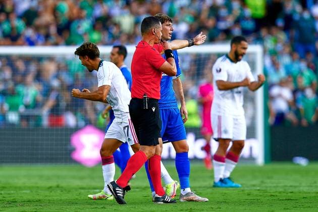 Fußball, EL, Real Betis Sevilla - Celtic Glasgow Mandatory Credit: Photo by Pressinphoto Shutterstock (12447623h) The referee Fran Jovic decrees goal Real Betis v Celtic, UEFA Europa League 2021-2022, date 1. Football, Benito Villamarin Stadium, Sevilla, Spain - 16 Sep 2021 Editorial use only Real Betis v Celtic, UEFA Europa League 2021-2022, date 1. Football, Benito Villamarin Stadium, Sevilla, Spain - 16 Sep 2021 Editorial use only Copyright: xPressinphoto Shutterstockx 12447623h