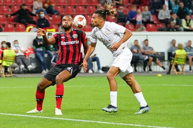 GER, UEFA EL Bayer 04 Leverkusen (GER) vs. Ferencevaros Budapest (HUN) 16.09.2021, BayArena, Leverkusen, Europalegue, Gruppenhase, 1. Spieltag, GER, UEFA EL Bayer 04 Leverkusen (GER) vs. Ferencevaros Budapest (HUN), im Bild: Jonathan Tah (Leverkusen 4), im Zweikampf gegen Samy Mmaee (Budapest 3),