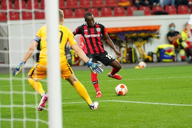 GER, UEFA EL Bayer 04 Leverkusen (GER) vs. Ferencevaros Budapest (HUN) 16.09.2021, BayArena, Leverkusen, Europalegue, Gruppenhase, 1. Spieltag, GER, UEFA EL Bayer 04 Leverkusen (GER) vs. Ferencevaros Budapest (HUN), im Bild: Torchance Moussa Diaby (Leverkusen 19), im Zweikampf gegen Denes Dibusz Torwart (Budapest 90),
