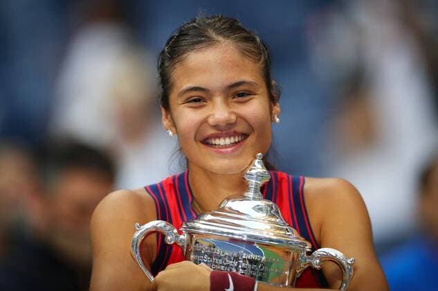 Tennis, Emma Raducanu trennt sich von Coach Andrew Richardson, Archivbilder Mandatory Credit: Photo by Ella Ling Shutterstock (12437756fm) Emma Raducanu celebrates victory with the trophy US Open Championships 2021, Day Thirteen, USTA National Tennis Center, Flushing Meadows, New York, USA - 11 Sep 2021 US Open Championships 2021, Day Thirteen, USTA National Tennis Center, Flushing Meadows, New York, USA - 11 Sep 2021 Copyright: xEllaxLing Shutterstockx 12437756fm