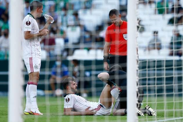 Fußball, EL, Real Betis Sevilla - Celtic Glasgow Mandatory Credit: Photo by Pressinphoto Shutterstock (12447623o) Albian Ajeti of Celtic injured on the floor Real Betis v Celtic, UEFA Europa League 2021-2022, date 1. Football, Benito Villamarin Stadium, Sevilla, Spain - 16 Sep 2021 Editorial use only Real Betis v Celtic, UEFA Europa League 2021-2022, date 1. Football, Benito Villamarin Stadium, Sevilla, Spain - 16 Sep 2021 Editorial use only Copyright: xPressinphoto Shutterstockx 12447623o
