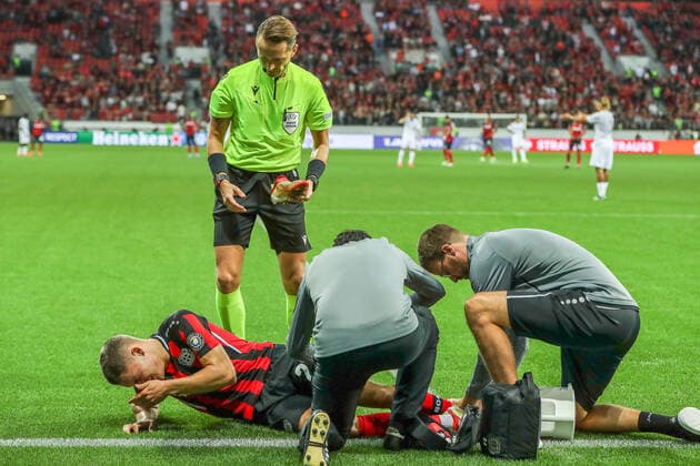 Florian Richard Wirtz (Bayer 04 Leverkusen, 27) liegt schmertzverzerrt am Boden, Andris Treimanis LVA (Schiedsrichter), GER, Bayer 04 Leverkusen vs. Ferencvaros Budapest Ferencvarosi Torna Club, UEFA Europa League Gruppe G, Gruppenphase, Spielzeit 2021 2022, 16.09.2021, , DFB DFL regulations prohibit any use of photographs as image sequences and or quasi-video., GER, Bayer 04 Leverkusen vs. Ferencvaros Budapest Ferencvarosi Torna Club, UEFA Europa League Gruppe G, Gruppenphase, Spielzeit 2021 2022, 16.09.2021 Leverkusen Copyright: xEibner-Pressefoto GabrielxBoiax EP_GBA
