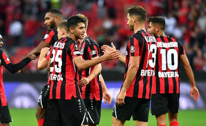 Fussball, UEFA Europa League, Herren, Saison 2020 2021, Gruppe G, 1. Spieltag, BayArena Leverkusen, Bayer Leverkusen (rot) - Ferencvaros Budapest (weiss); Jubel Exequiel Palacios (LEV) nach seinem Tor zum 1:1, zusammen mit Lucas Alario (LEV). Jubel, Freude, Aktion. UEFA REGULATIONS PROHIBIT ANY USE OF PHOTOGRAPHS AS IMAGE SEQUENCES AND OR QUASI-VIDEO