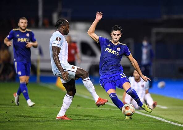 Fußball, EL, Dinamo Zagreb - West Ham United Mandatory Credit: Photo by Simon Dael Shutterstock (12446971dr) Michail Antonio of West Ham United and Josip Sutalo of Dinamo Zagreb Dinamo Zagreb v West Ham United, UEFA Europa League, Group H, Football, Stadion Maksimir, Zagreb, Croatia - 16 Sep 2021 EDITORIAL USE ONLY No use with unauthorised audio, video, data, fixture lists, club league logos or live services. Online in-match use limited to 120 images, no video emulation. No use in betting, games or single club league player publications. Dinamo Zagreb v West Ham United, UEFA Europa League, Group H, Football, Stadion Maksimir, Zagreb, Croatia - 16 Sep 2021 EDITORIAL USE ONLY No use with unauthorised audio, video, data, fixture lists, club league logos or live services. Online in-match use limited to 120 images, no video emulation. No use in betting, games or single club league player publications. Copyright: xSimonxDael Shutterstockx 12446971dr