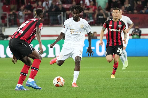 GER, UEFA EL Bayer 04 Leverkusen (GER) vs. Ferencevaros Budapest (HUN) 16.09.2021, BayArena, Leverkusen, Europalegue, Gruppenhase, 1. Spieltag, GER, UEFA EL Bayer 04 Leverkusen (GER) vs. Ferencevaros Budapest (HUN), im Bild: Tokmac Chol Nguen (Budapest 10), im Zweikampf gegen Odilon Kossounou (Leverkusen 6),
