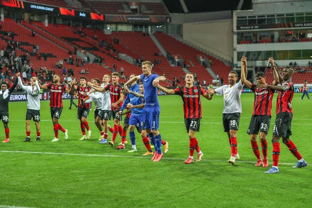 Bayer 04 Leverkuse Mannschaft feiert mit den Fans, GER, Bayer 04 Leverkusen vs. Ferencvaros Budapest Ferencvarosi Torna Club, UEFA Europa League Gruppe G, Gruppenphase, Spielzeit 2021 2022, 16.09.2021, , DFB DFL regulations prohibit any use of photographs as image sequences and or quasi-video., GER, Bayer 04 Leverkusen vs. Ferencvaros Budapest Ferencvarosi Torna Club, UEFA Europa League Gruppe G, Gruppenphase, Spielzeit 2021 2022, 16.09.2021 Leverkusen Copyright: xEibner-Pressefoto GabrielxBoiax EP_GBA
