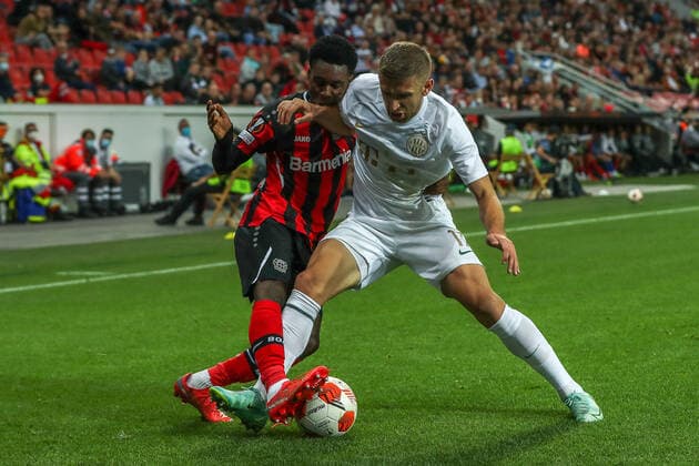 Jeremie Frimpong (Bayer 04 Leverkusen, 30) im Zweikampf gegen Zubkov Oleksandr (Bayer 04 Leverkusen, 11), GER, Bayer 04 Leverkusen vs. Ferencvaros Budapest Ferencvarosi Torna Club, UEFA Europa League Gruppe G, Gruppenphase, Spielzeit 2021 2022, 16.09.2021, , DFB DFL regulations prohibit any use of photographs as image sequences and or quasi-video., GER, Bayer 04 Leverkusen vs. Ferencvaros Budapest Ferencvarosi Torna Club, UEFA Europa League Gruppe G, Gruppenphase, Spielzeit 2021 2022, 16.09.2021 Leverkusen Copyright: xEibner-Pressefoto GabrielxBoiax EP_GBA