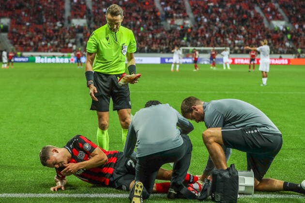 Florian Richard Wirtz (Bayer 04 Leverkusen, 27) liegt schmertzverzerrt am Boden, Andris Treimanis LVA (Schiedsrichter), GER, Bayer 04 Leverkusen vs. Ferencvaros Budapest Ferencvarosi Torna Club, UEFA Europa League Gruppe G, Gruppenphase, Spielzeit 2021 2022, 16.09.2021, , DFB DFL regulations prohibit any use of photographs as image sequences and or quasi-video., GER, Bayer 04 Leverkusen vs. Ferencvaros Budapest Ferencvarosi Torna Club, UEFA Europa League Gruppe G, Gruppenphase, Spielzeit 2021 2022, 16.09.2021 Leverkusen Copyright: xEibner-Pressefoto GabrielxBoiax EP_GBA
