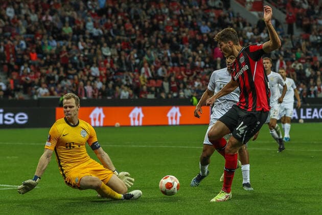 Patrick Schick (Bayer 04 Leverkusen, 14) am Ball, in Aktion, GER, Bayer 04 Leverkusen vs. Ferencvaros Budapest Ferencvarosi Torna Club, UEFA Europa League Gruppe G, Gruppenphase, Spielzeit 2021 2022, 16.09.2021, , DFB DFL regulations prohibit any use of photographs as image sequences and or quasi-video., GER, Bayer 04 Leverkusen vs. Ferencvaros Budapest Ferencvarosi Torna Club, UEFA Europa League Gruppe G, Gruppenphase, Spielzeit 2021 2022, 16.09.2021 Leverkusen Copyright: xEibner-Pressefoto GabrielxBoiax EP_GBA