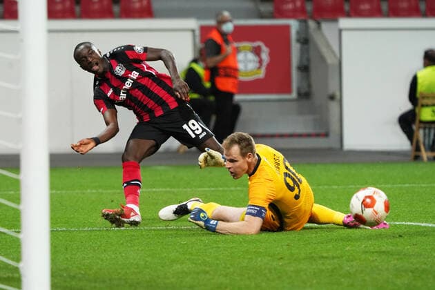 Fussball, UEFA Europa League, Saison 2021 2022, Gruppe G, Vorrunde, Spiel 1, Bayer 04 Leverkusen- Ferencvaros Budapest, 16.09.2021, Bayarena Leverkusen, Moussa diaby, Bayer 04 Leverkusen, Denes Dibusz, Ferencvaros Budapest
