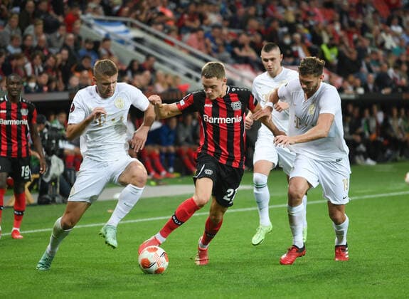 Florian Wirtz (Bayer 04 Leverkusen), mi., verliert in diesem Zweikampf gegen Eldar Civic (Ferencvaros Budapest), li., und Balint Vecsei (Ferencvaros Budapest) einen Fussballschuh 16.09.2021, Fussball GER, UEFA Europa League 2021 22, Gruppenphase, 1. Spieltag, Bayer 04 Leverkusen - Ferencvaros Budapest, Foto: Maik Hölter TEAM2sportphoto Leverkusen Nordrhein Westfalen Deutschland