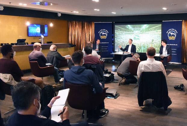 Basketball, Herren, Saison 2021 2022, Alba Berlin, Saisoneröffnungs-Pressekonferenz, Übersicht, hinten v.l. Geschäftsführer CEO Marco Baldi (Alba Berlin), Präsident Aufsichtsrat Dr. Axel Schweitzer (Alba Berlin), Trainer Israel Gonzalez (Alba Berlin), 21.09. 2021, Copyright: xSebastianxRäppold MatthiasxKochx